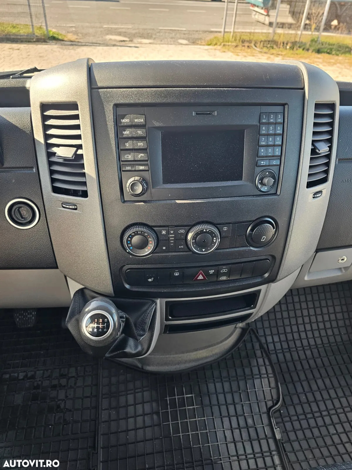 Mercedes-Benz Sprinter 316 CDI Model 2018 Climă Comenzi pe volan Pilot automat Navigație Mare Încălzire scaun șofer Scaun pe pernă aer Cameră video pe marșalier Banchetă 3 Locuri Rafturi metalice - 11