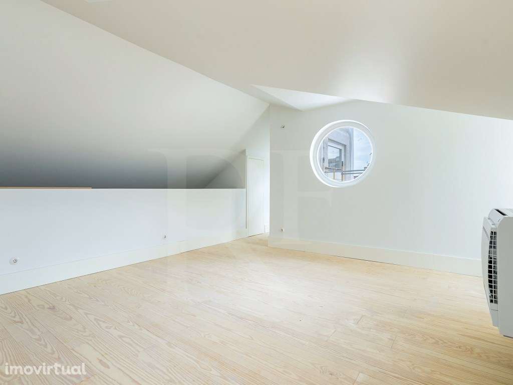 Penthouse T3 duplex com terraço e vistas sobre Lisboa - Grande imagem: 2/23