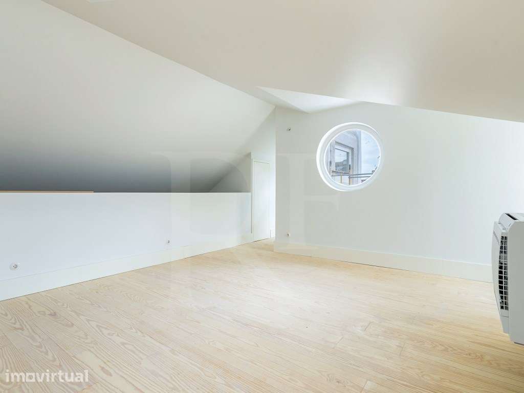 Penthouse T3 duplex com terraço e vistas sobre Lisboa - Grande imagem: 2/23