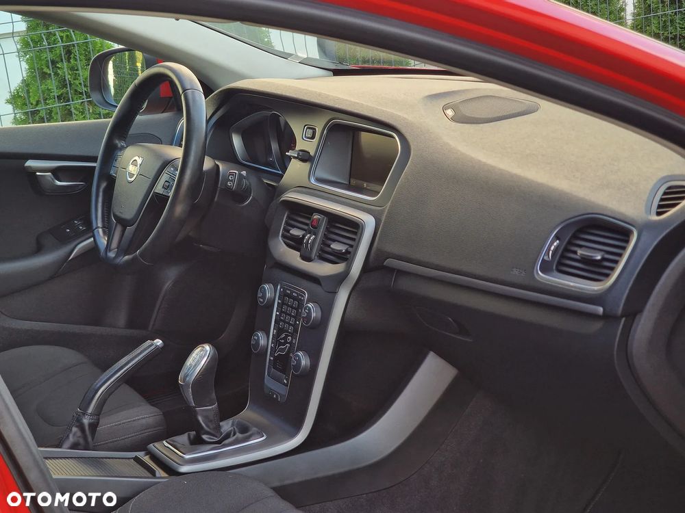 Volvo V40 D2 R-Design - 23
