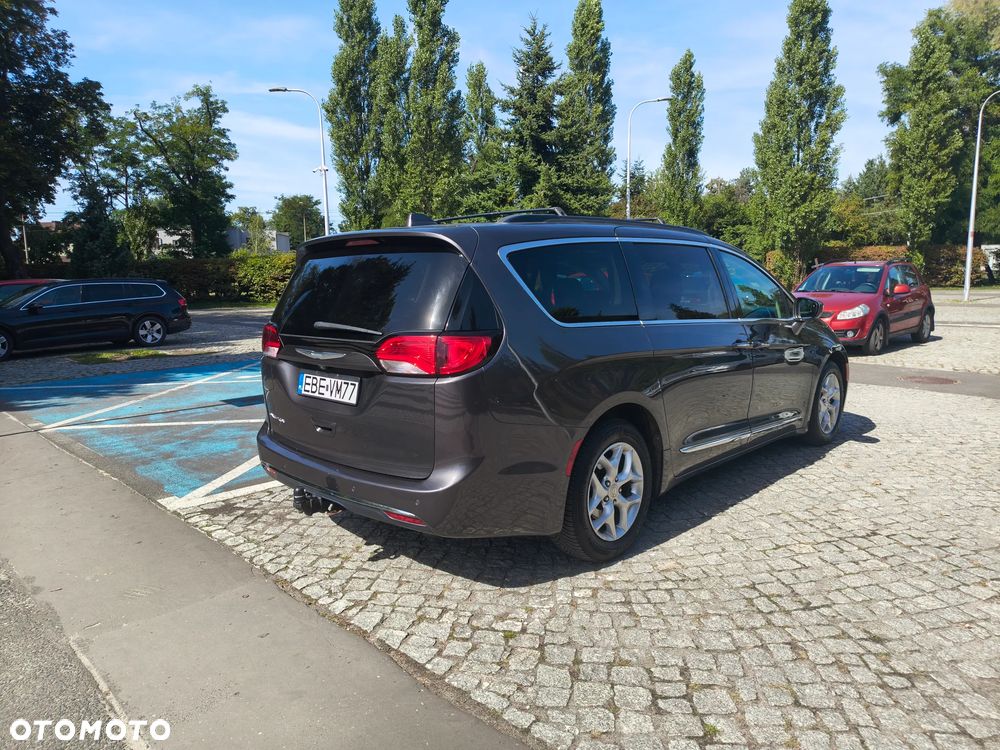 Chrysler Pacifica - 4