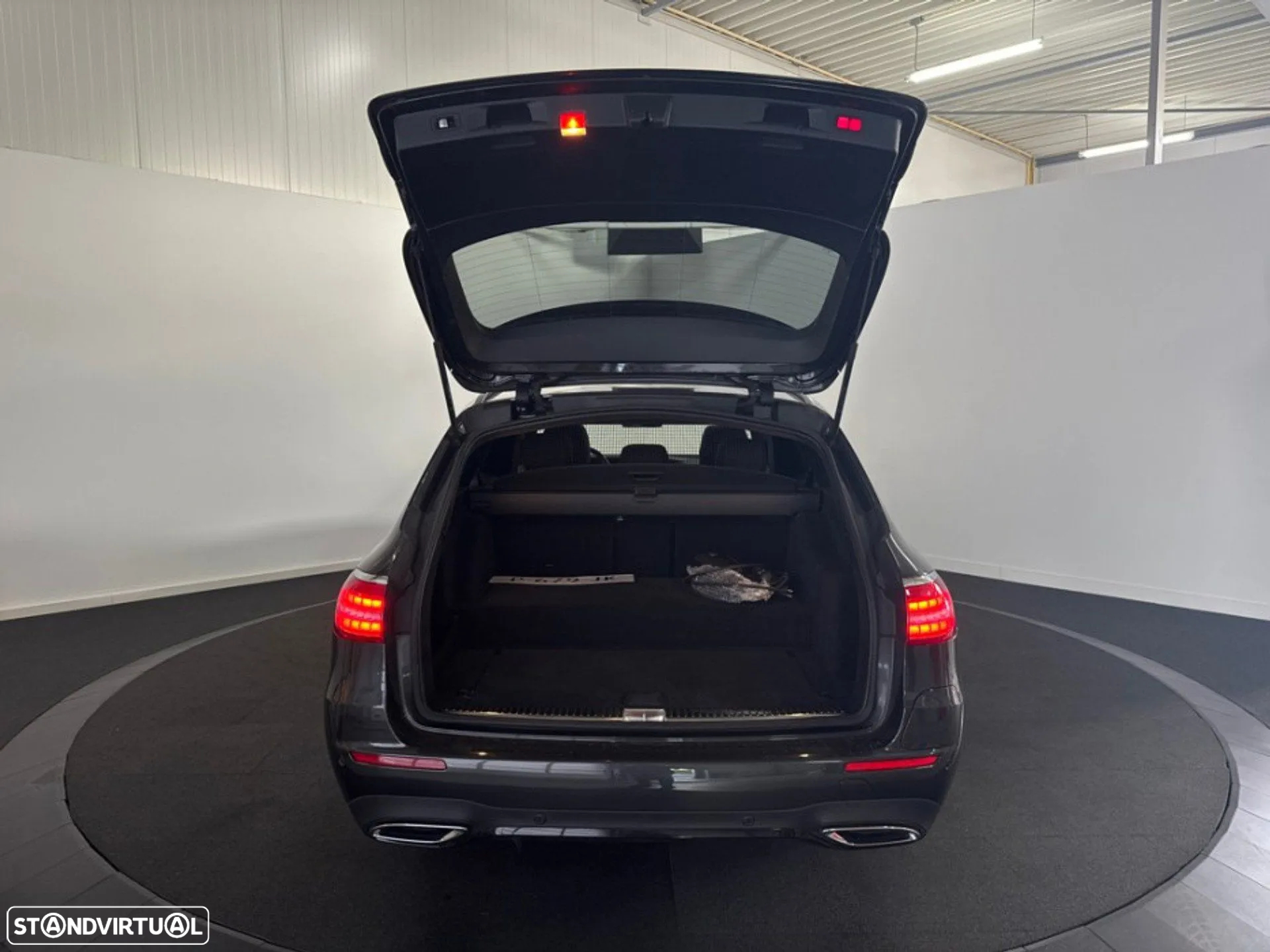 Mercedes-Benz E 300 e AMG Line - 18