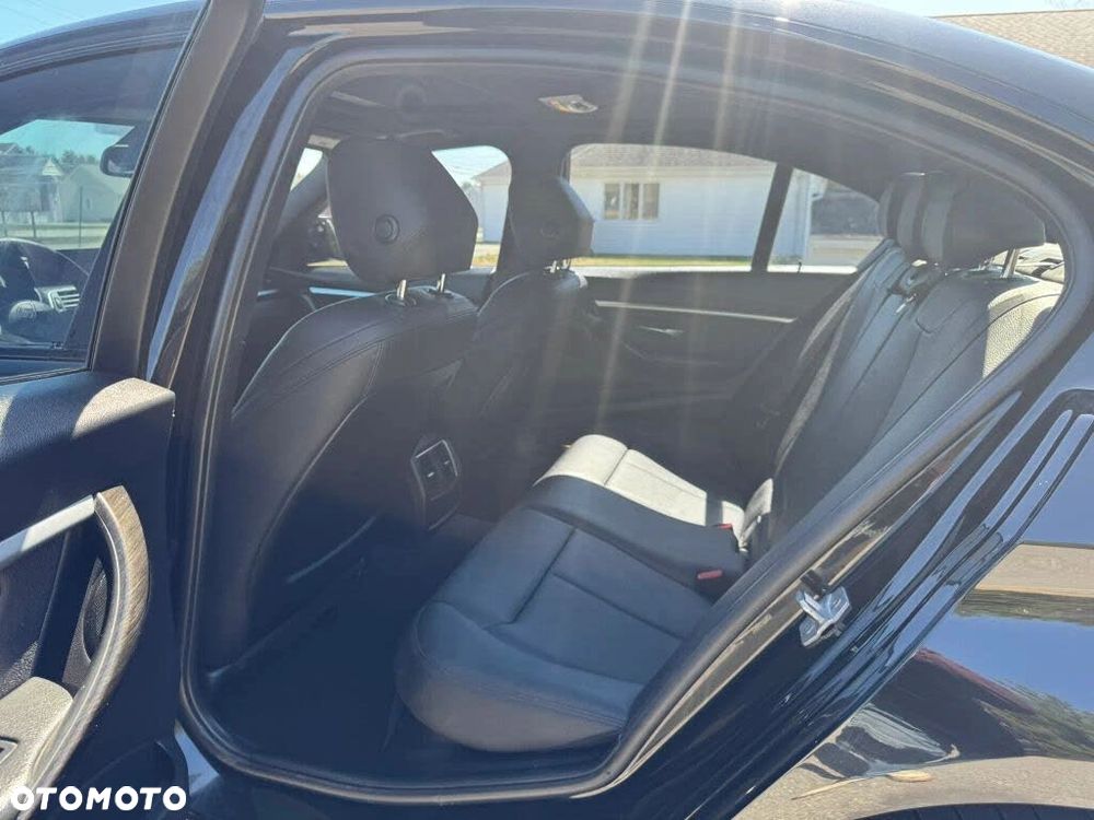 BMW Seria 3 330i M Sport - 13