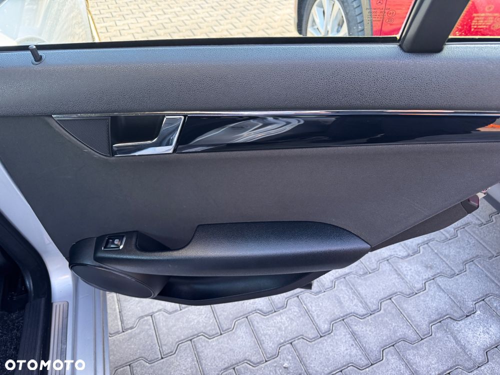 Mercedes-Benz Klasa C 220 CDI DPF Automatik Elegance - 25