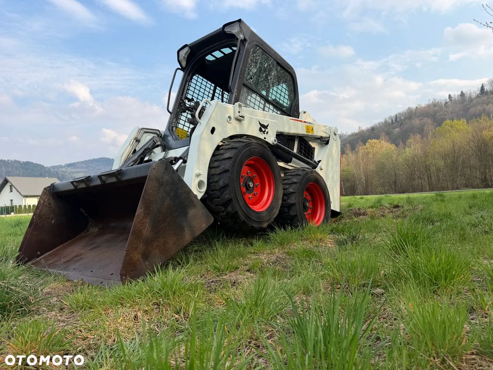 Bobcat S450 ładowarka 4x4 wózek terenowy. Łyżka. Pełne sterowanie z dżojstika jazda i praca. Aktualne serwisy DEKRA 2026r. Dokumentacja Pełna. Silnik Kubota 4cyl 55km. Maszyna Jak Nowa z Salonu! Pochodzi z Norweskiego Gospodarstwa! 2019 rok 1880 mtg! Zero luzów i wycieków. Bardzo mocna i wydajna maszyna o małych gabarytach! Idealna do stajni oraz Budownictwa. OKAZJA TANIO 3 wyjścia Hydrauliczne pod urządzenia!! - 30