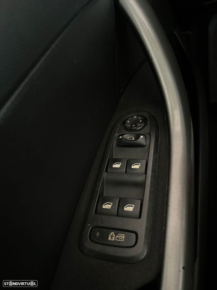 Peugeot 308 1.4 16V Executive - 21