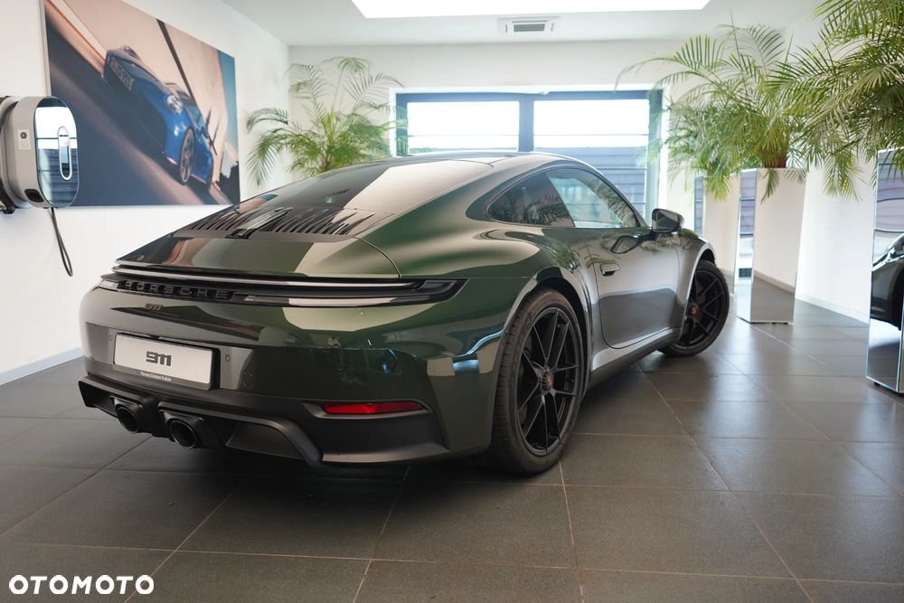 Porsche 911 Carrera 4 GTS - 35