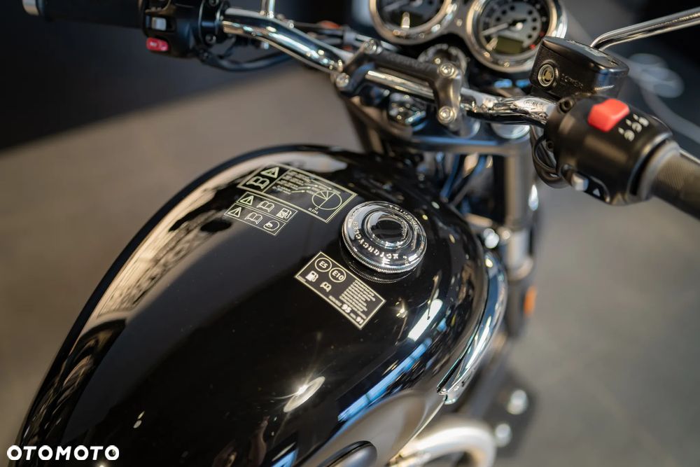 Triumph Bonneville - 22