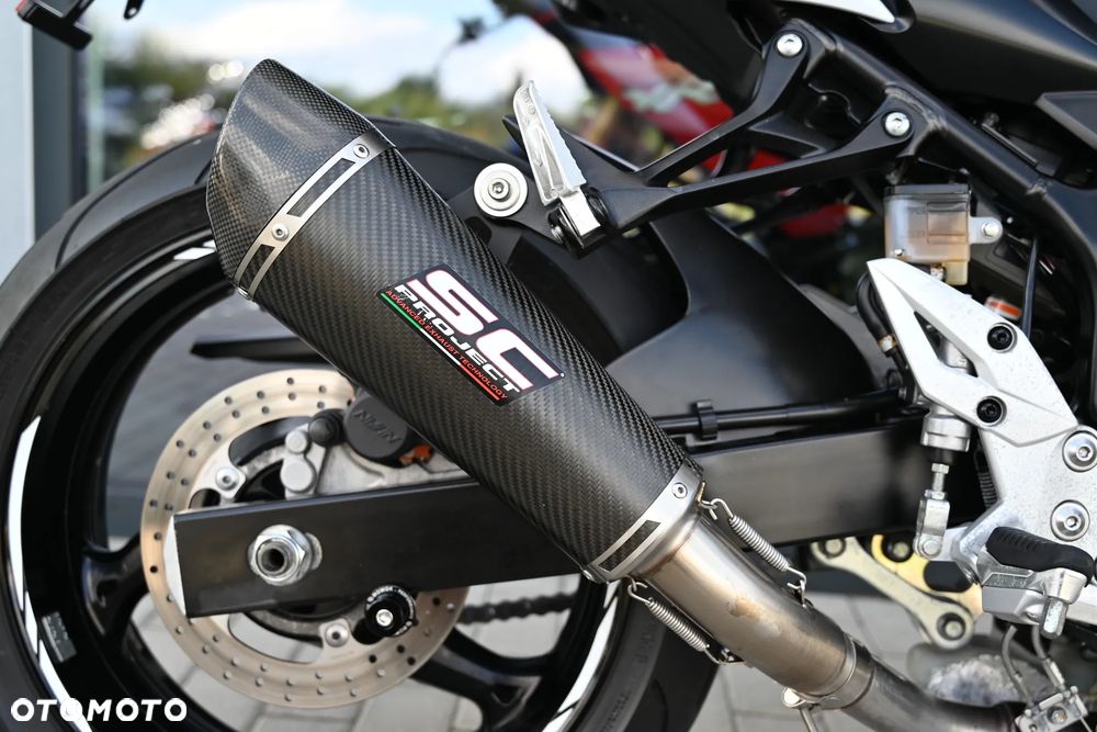 Suzuki GSR - 36