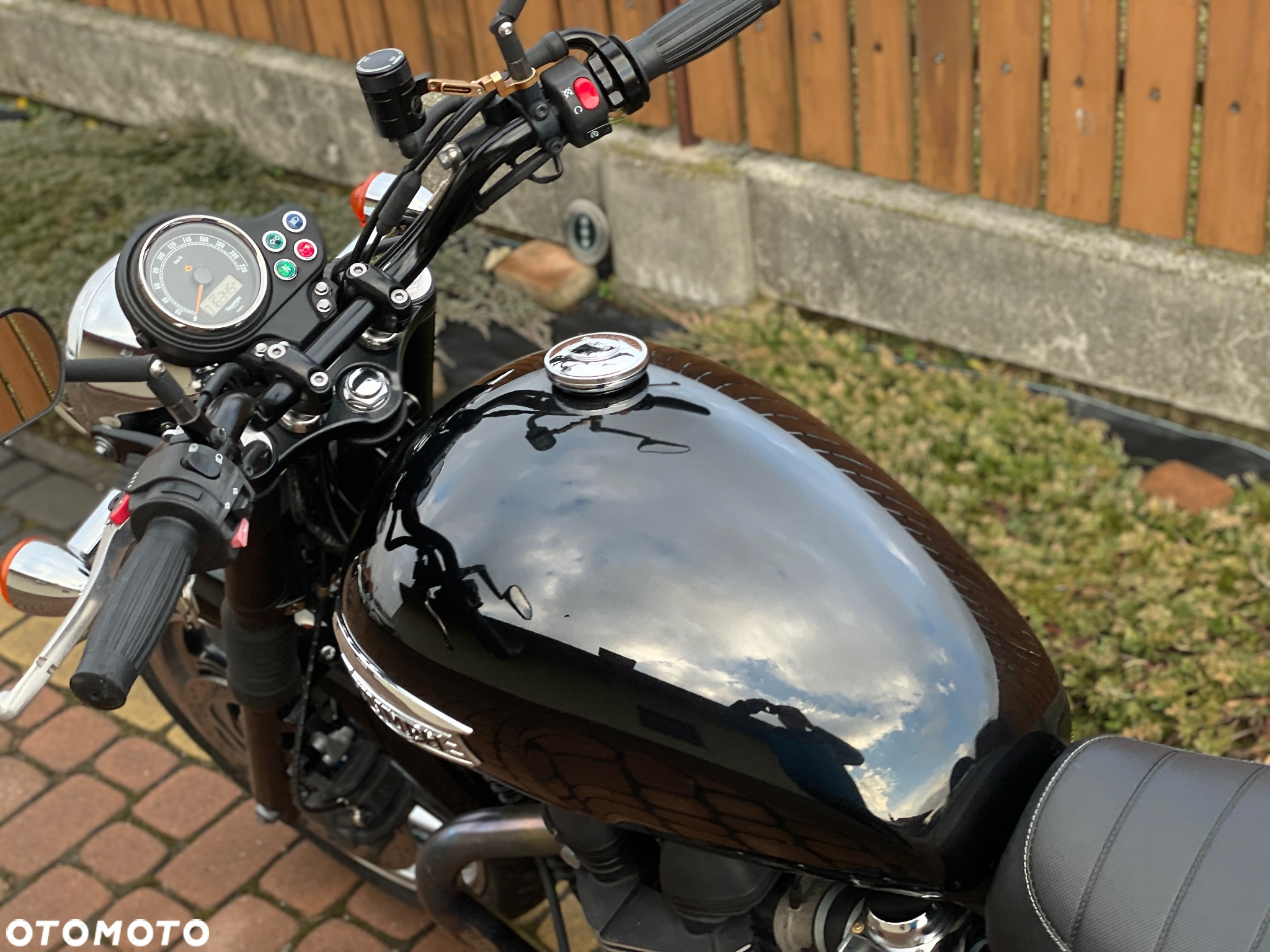 Triumph Bonneville - 8