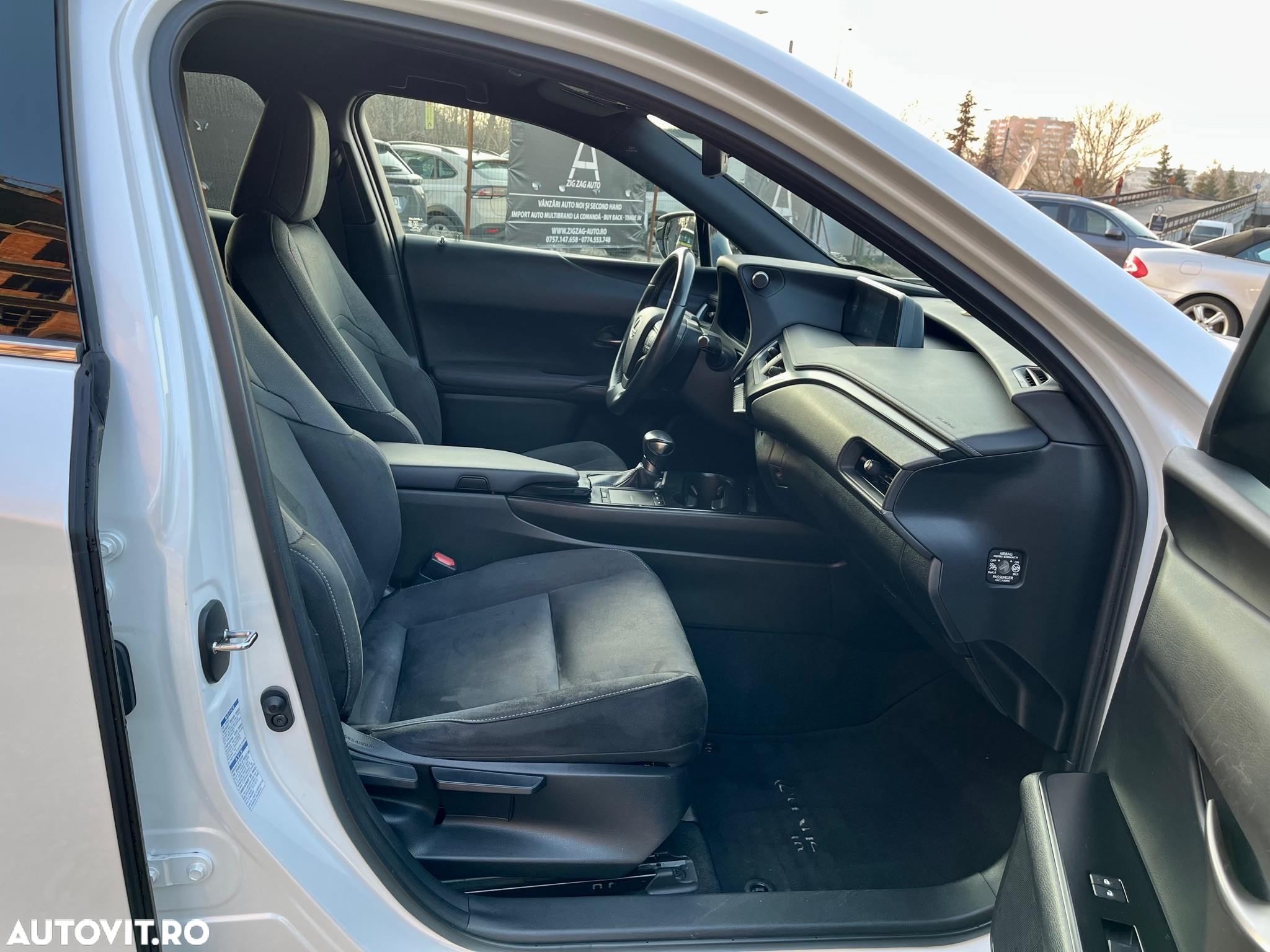 Lexus UX 250h 2.0L HEV 20H- (178 HP) 4X4 CVT Luxury - 17