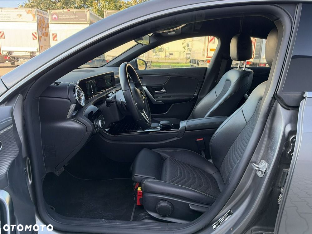 Mercedes-Benz CLA 180 7G-DCT - 11
