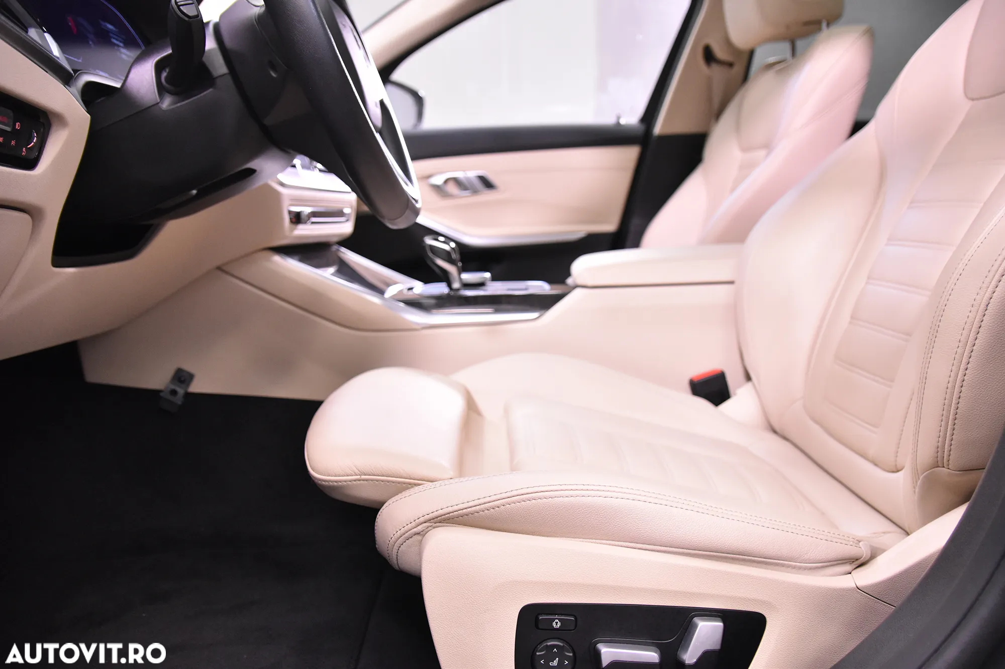 BMW Seria 3 318i Touring Aut. - 25