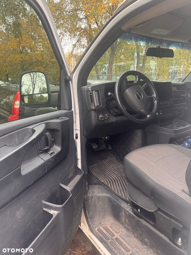 GMC Savana - 11