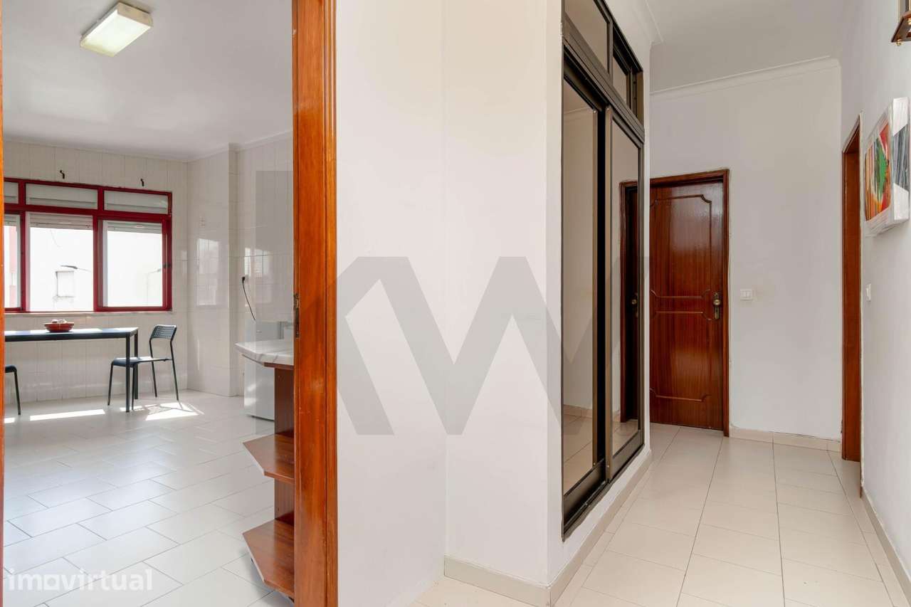Apartamento T2 com Excelente Potencial, Prédio com 2 Elevadores ,  no - Grande imagem: 3/24