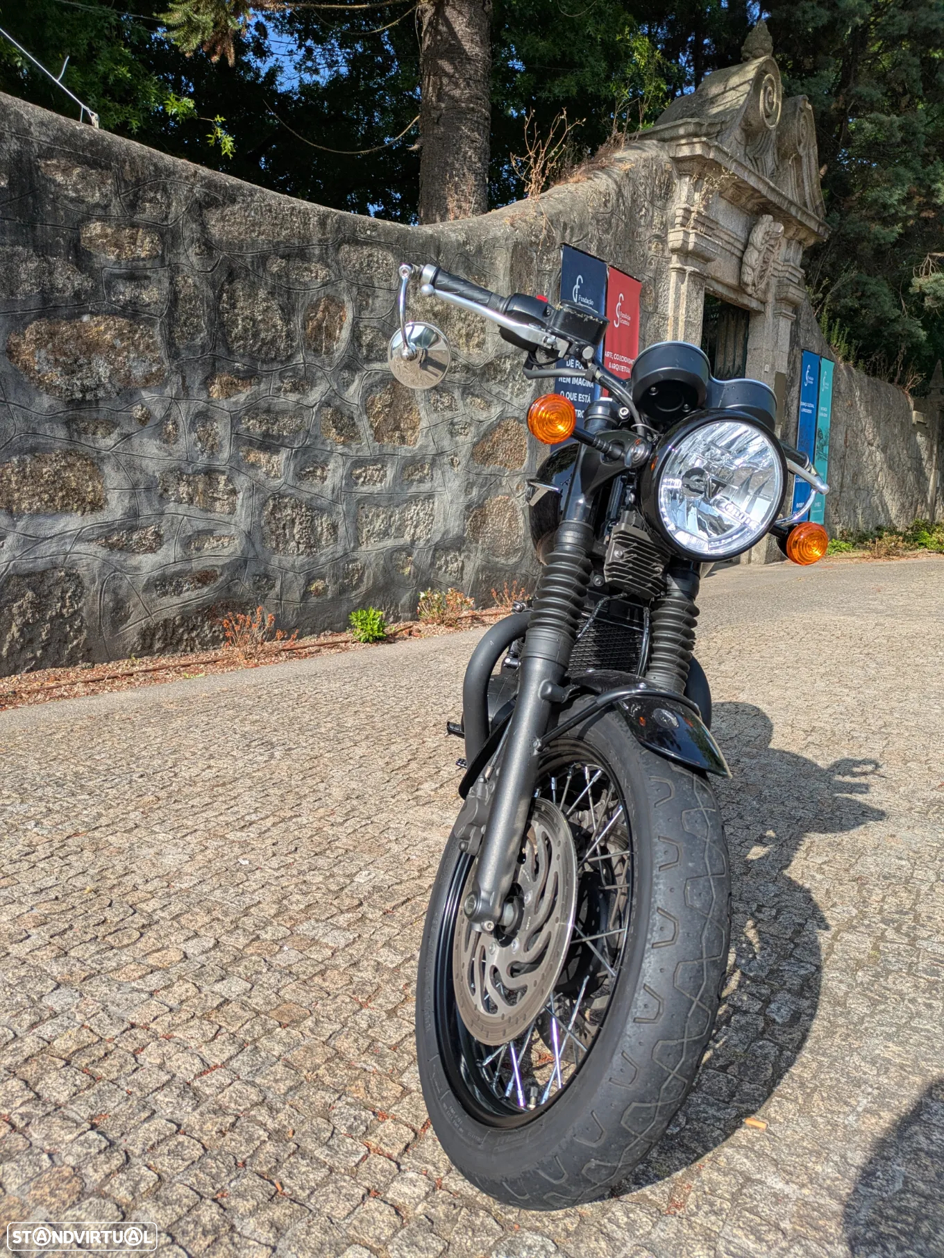 Triumph Bonneville T120 Black - 10