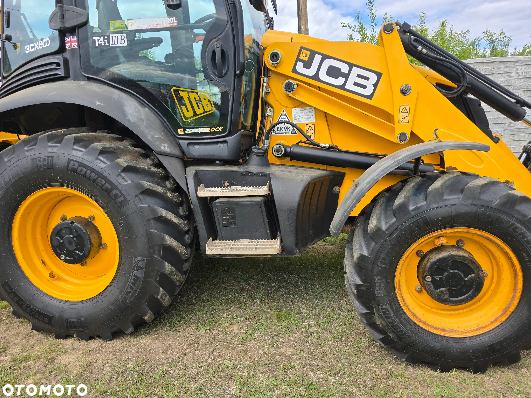 JCB - 12
