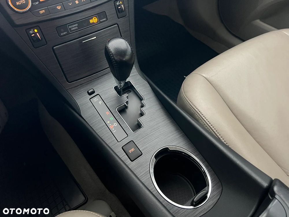 Toyota Avensis 2.0 Prestige NAVI MS - 32