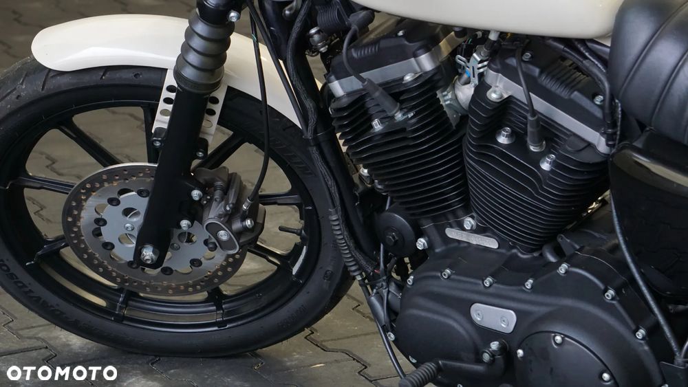Harley-Davidson Sportster Iron 883 - 25