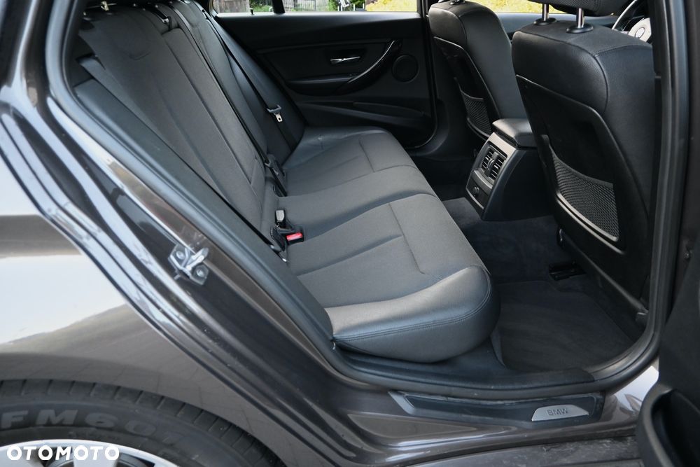 BMW Seria 3 320d Sport-Aut Luxury Line - 26