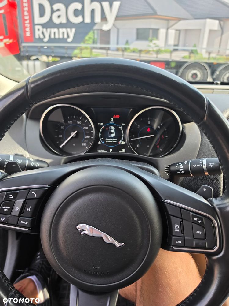 Jaguar XE 2.0 D Prestige - 3
