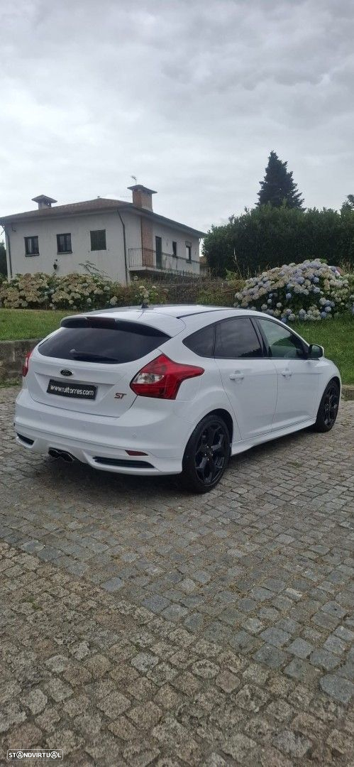 Ford Focus 2.0 EcoBoost ST c/ Pack Pele Desportiva - 3