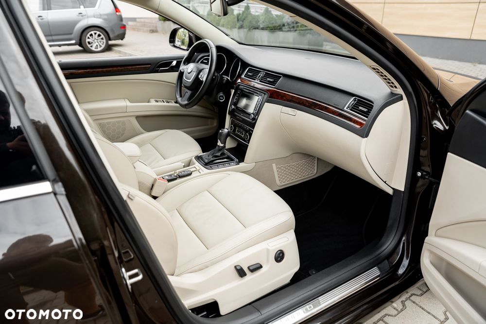 Skoda Superb Combi 3.6 V6 4x4 DSG Elegance - 8