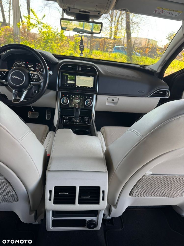 Jaguar XE 2.0 D180 HSE - 24