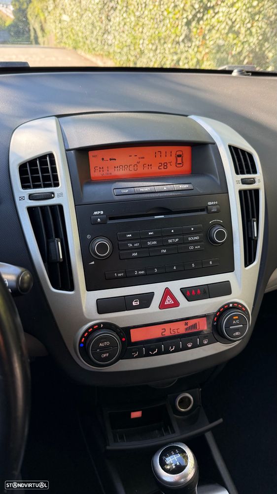 Kia Ceed 1.6 CRDi EX — fotografia 17