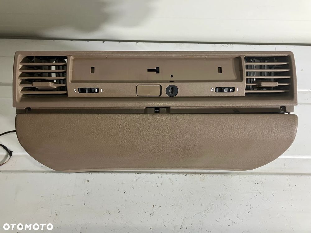SCHOWEK PASAŻERA BMW E36 COUPE CABRIO BEŻOWY BEIGE LIFT KRATKI NAWIEWU KRATKA 8162022 8153013