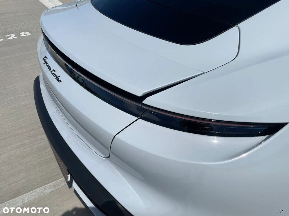 Porsche Taycan Turbo - 22