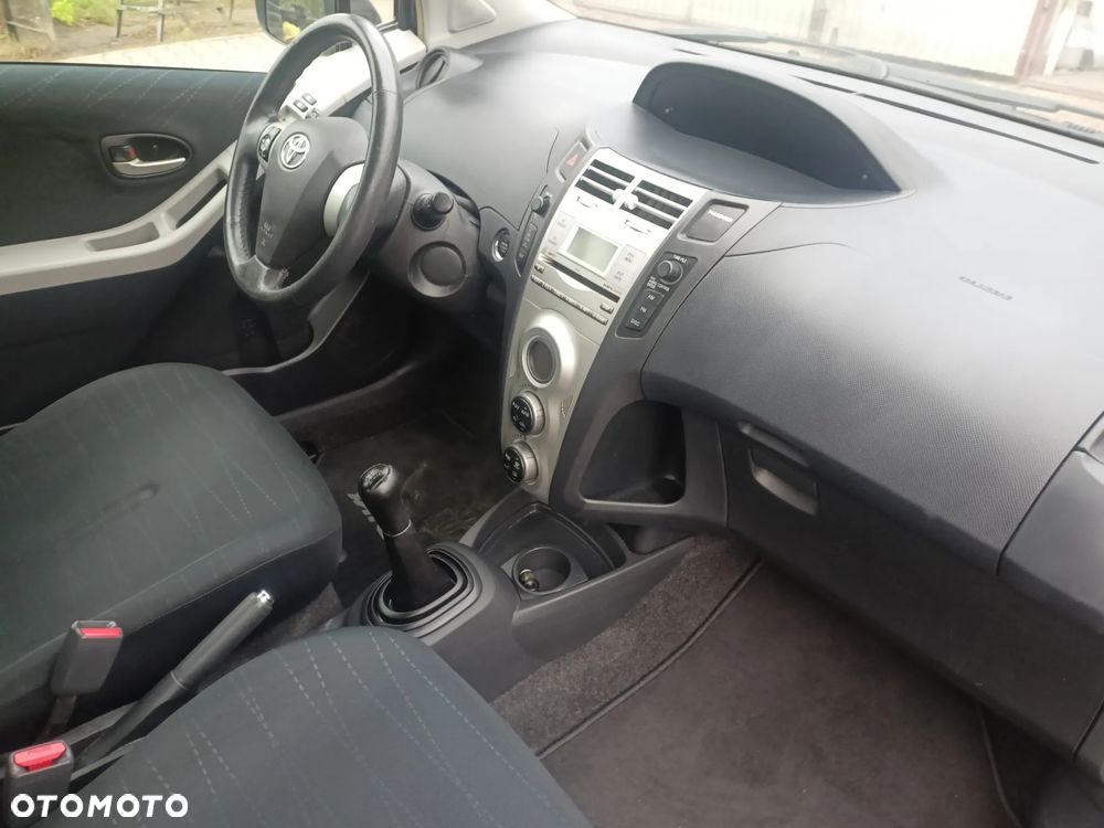 Toyota Yaris 1.3 - 9
