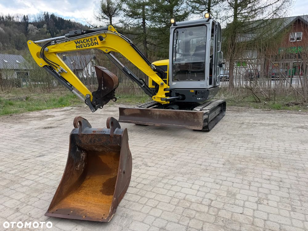 Wacker Neuson EZ53 Koparka Gąsienicowa 5,5 Tony. 2020 rok. 1772 mtg. Jak Nówka z salonu! ani deka luzów czy wycieków! Pochodzi z Gospodarstwa Norweskiego! Aktualne serwisy DEKRA BMWT 2027r. 2 łyżki. Silnik PERKINS 4 cyl. 52km. Maszyna Full wypasiona! Bogata wersja Norweska! Klima. Szybkozłącze Hydrauliczne. OKAZJA. Pełny Oryginał historia do sprawdzenia w Wacker autoryzowany! 4 sekcje Hydrauliczne. Po serwisach eksploatacyjnych. Ani Deka luzów i wycieków - 13