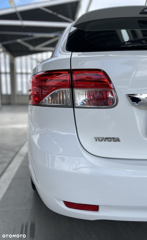 Toyota Avensis 1.6 Comfort - 19
