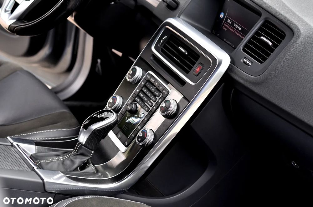 Volvo V60 D4 Geartronic R-Design - 25