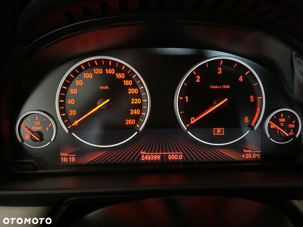 BMW Seria 5 520d xDrive - 14