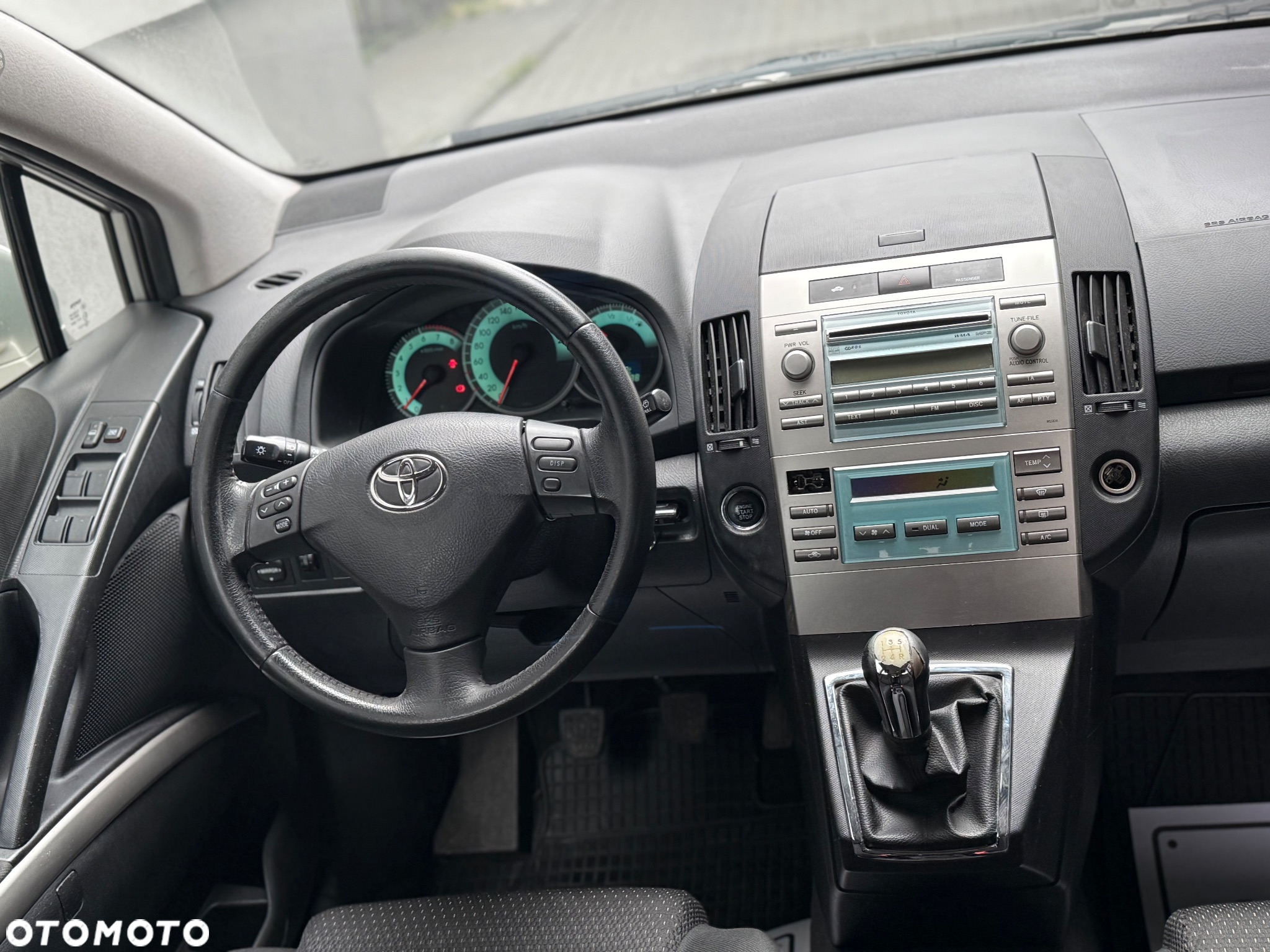 Toyota Corolla Verso 1.6 Premium + - 6