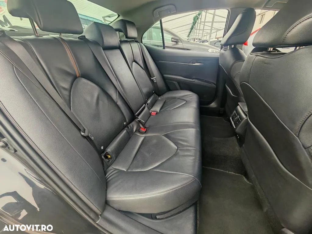 Toyota Camry 2.5 Hybrid Business - 18