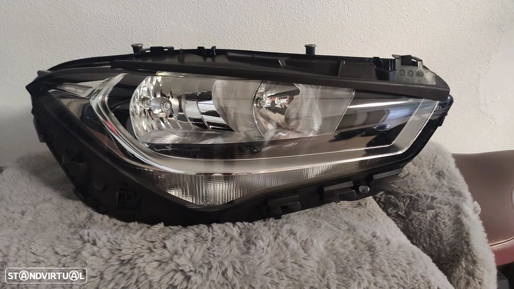 Farol direito Mercedes CLA W118 halógenio