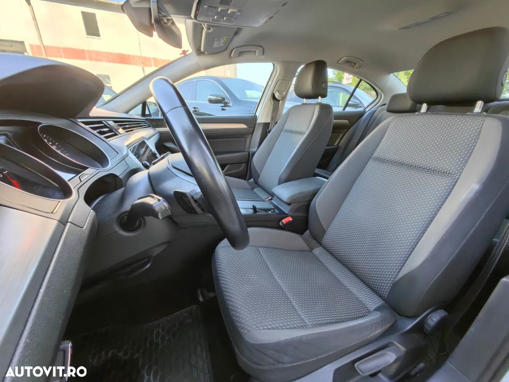 Volkswagen Passat 2.0 TDI DSG Trendline - 16