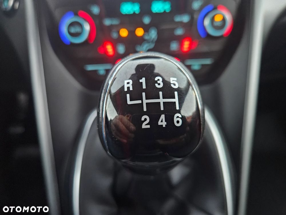 Ford Kuga 1.5 EcoBoost 2x4 Titanium - 36