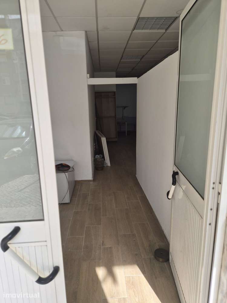 Imóvel comercial no rés do chão em Queluz - Grande imagem: 3/7