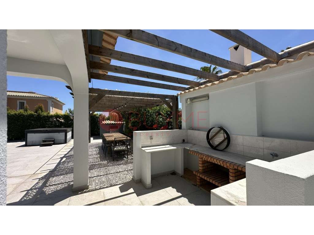 Moradia V4 Exclusiva com Piscina, Jacuzzi e Amplos Jardins em Almancil - Grande imagem: 5/42