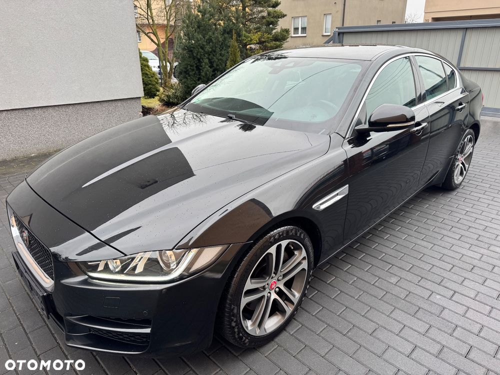 Jaguar XE 2.0 D Prestige - 4