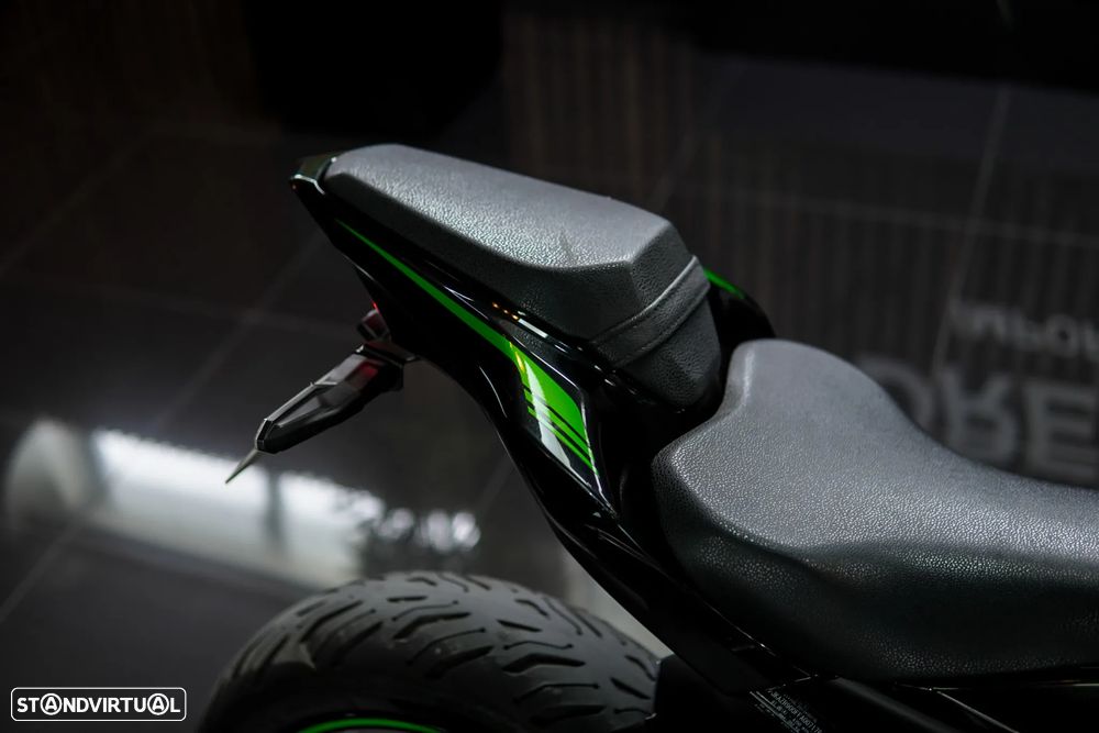 Kawasaki ZR 900 Akrapovic Full Titanium - 12
