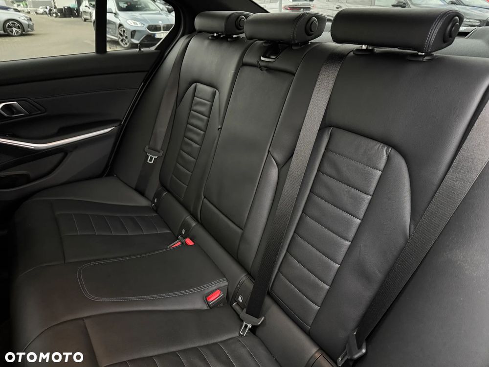 BMW Seria 3 330i xDrive M Sport - 28