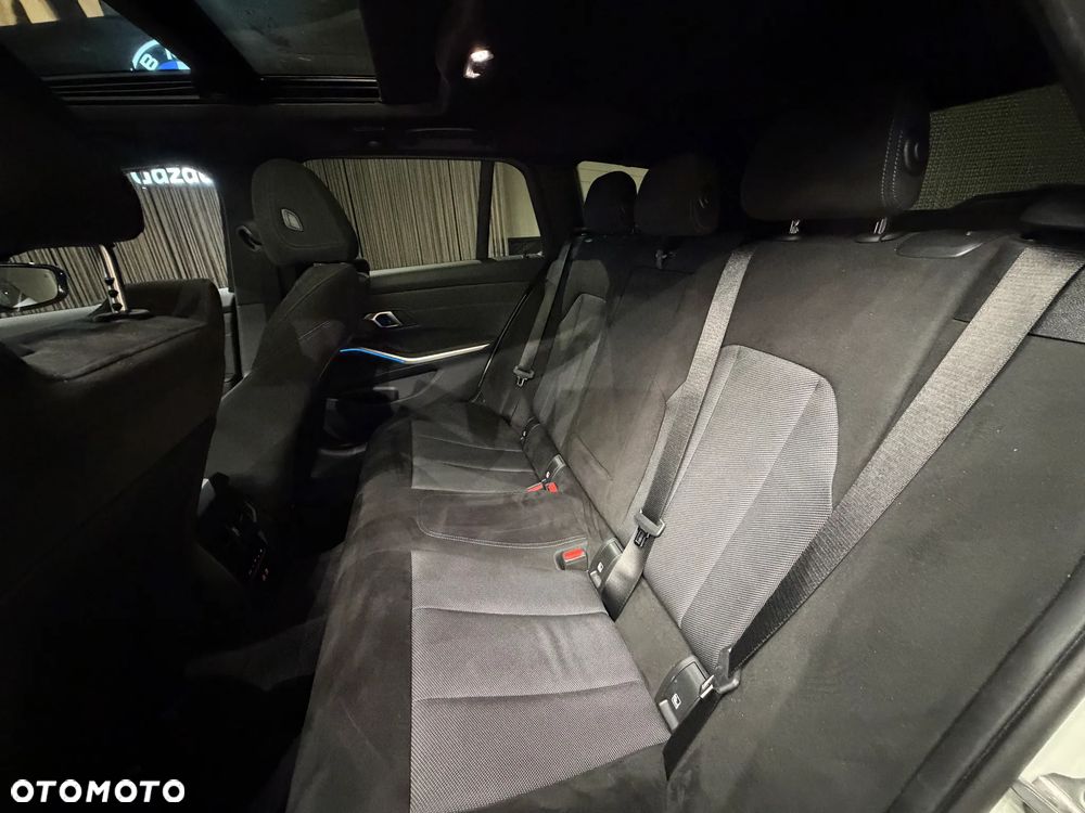 BMW Seria 3 330d xDrive MHEV - 16