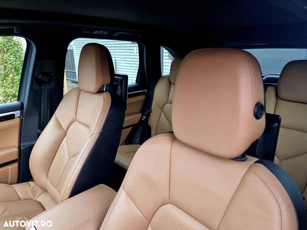 Porsche Cayenne 3.0 L - 8