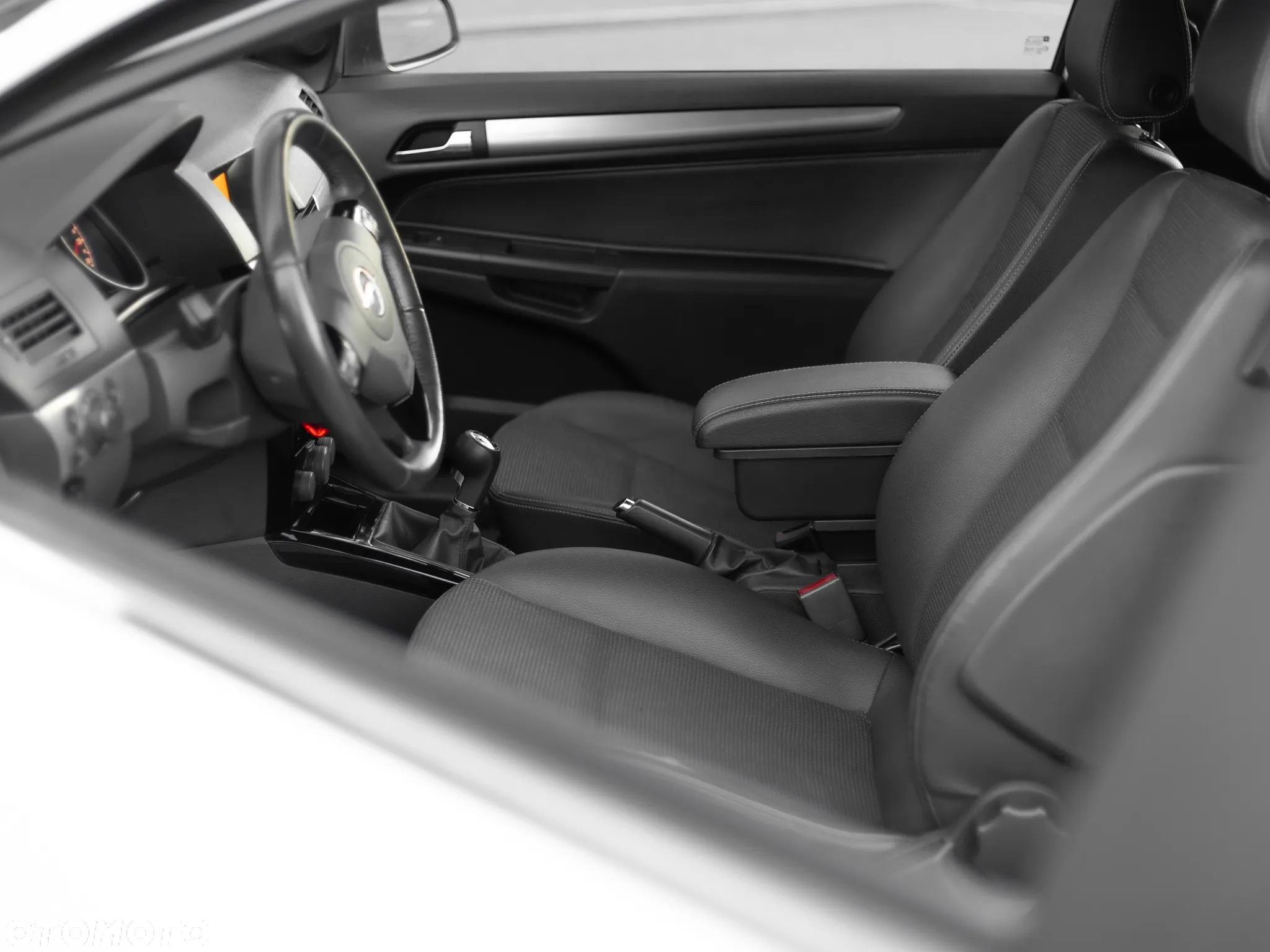 Opel Astra GTC 1.6 Black&White - 10