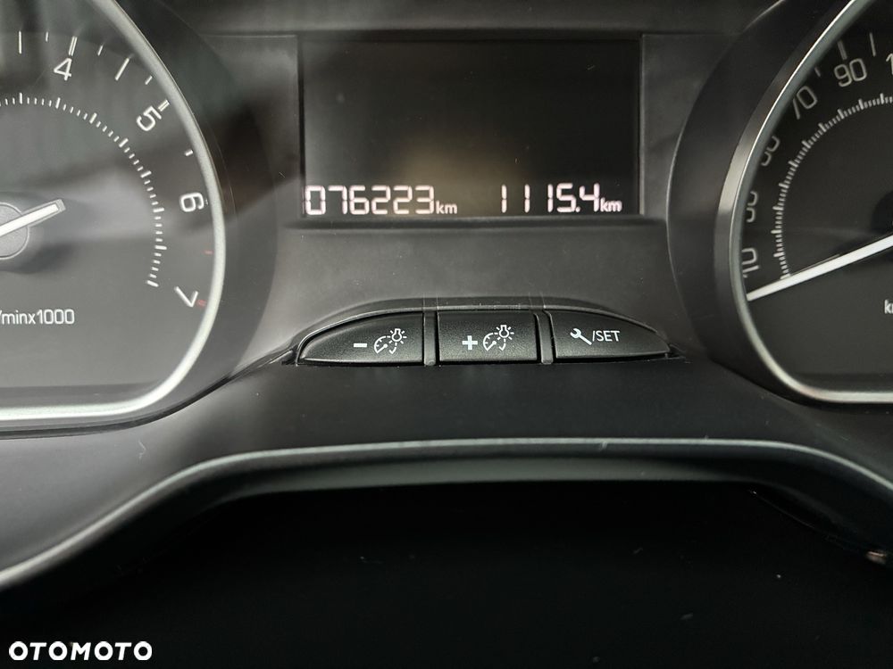 Peugeot 208 - 8
